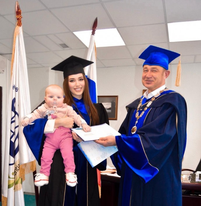 Анастасия Костенко притащила на вручение диплом свою дочку