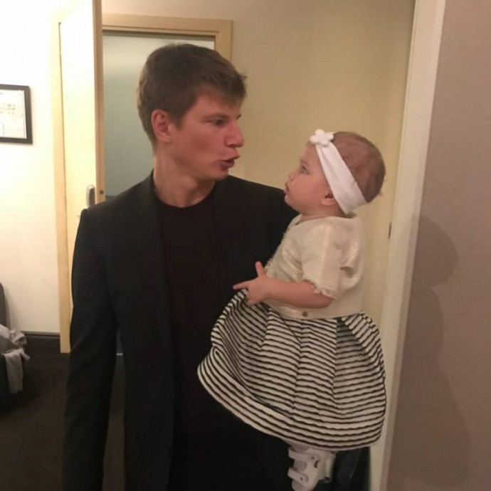 Алименты на дочь Алисе Казьминой будет платить Юлия Барановская