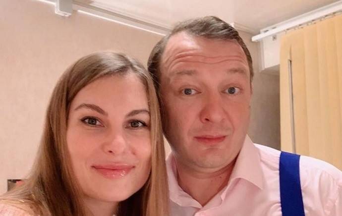 Жена Марата Башарова испугалась сказать о разводе ему в лицо, а он уже обвинил её в прожигании его денег