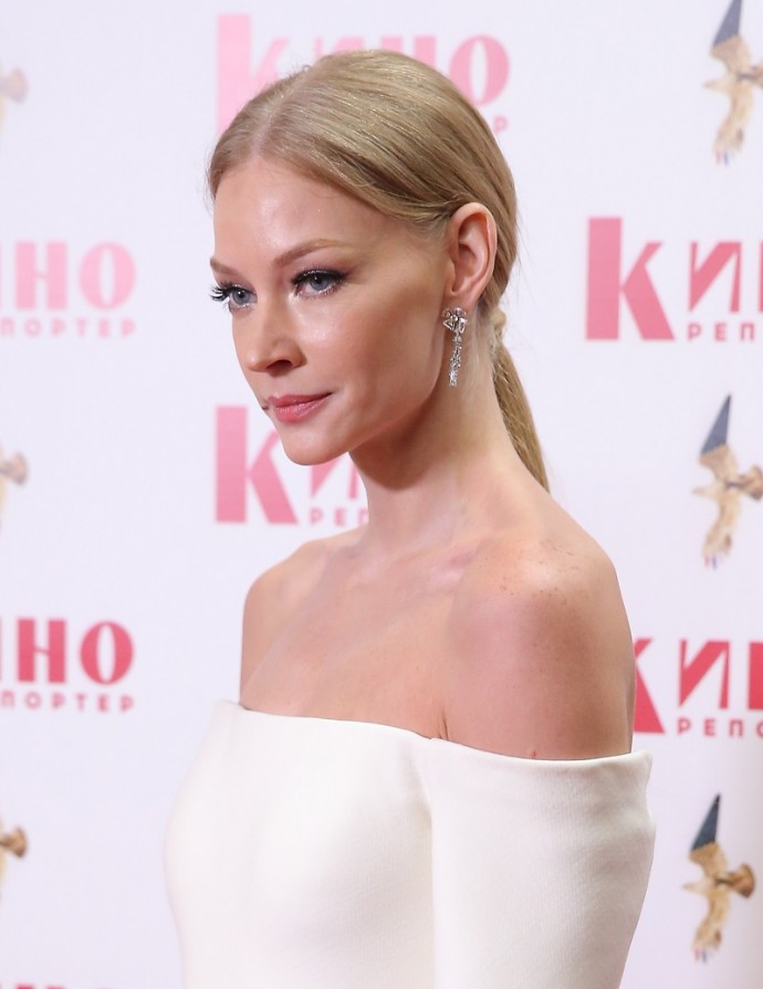 Светлана Ходченкова без макияжа засветила обручальное колечко