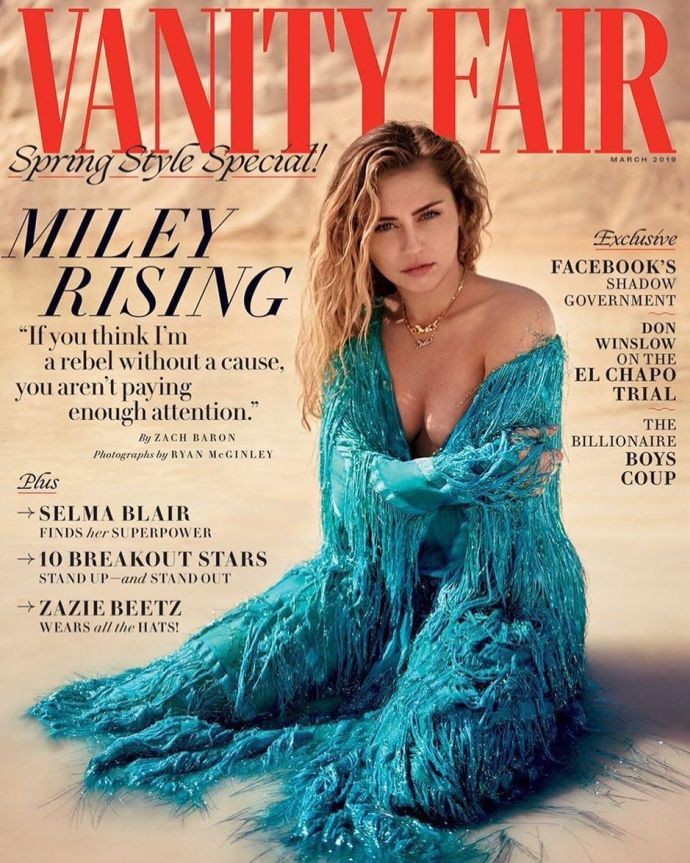 Майли Сайрус показала голую грудь на страницах Vanity Fair