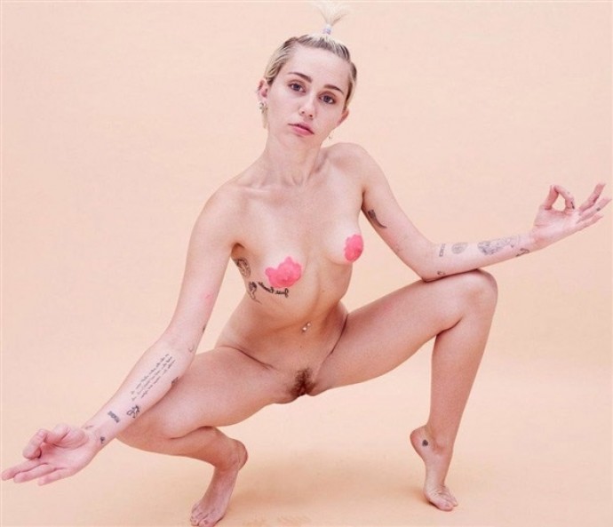 Майли Сайрус показала голую грудь на страницах Vanity Fair.