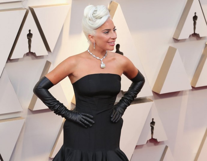 Леди Гага в украшении Одри Хепбёрн забрала заветную статуэтку "Оскар 2019"