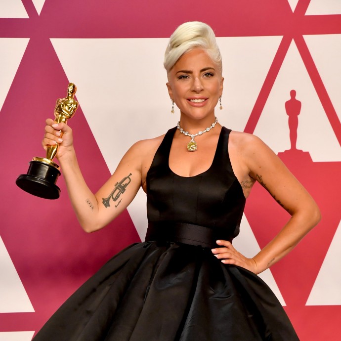 Леди Гага в украшении Одри Хепбёрн забрала заветную статуэтку "Оскар 2019"