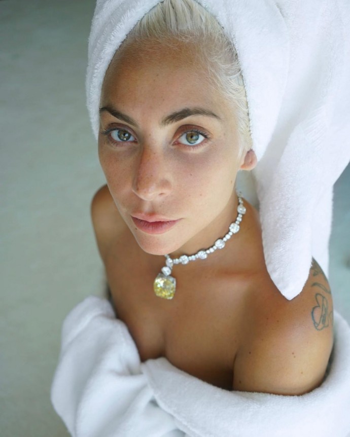 Леди Гага поделилась снимком после ванны без макияжа