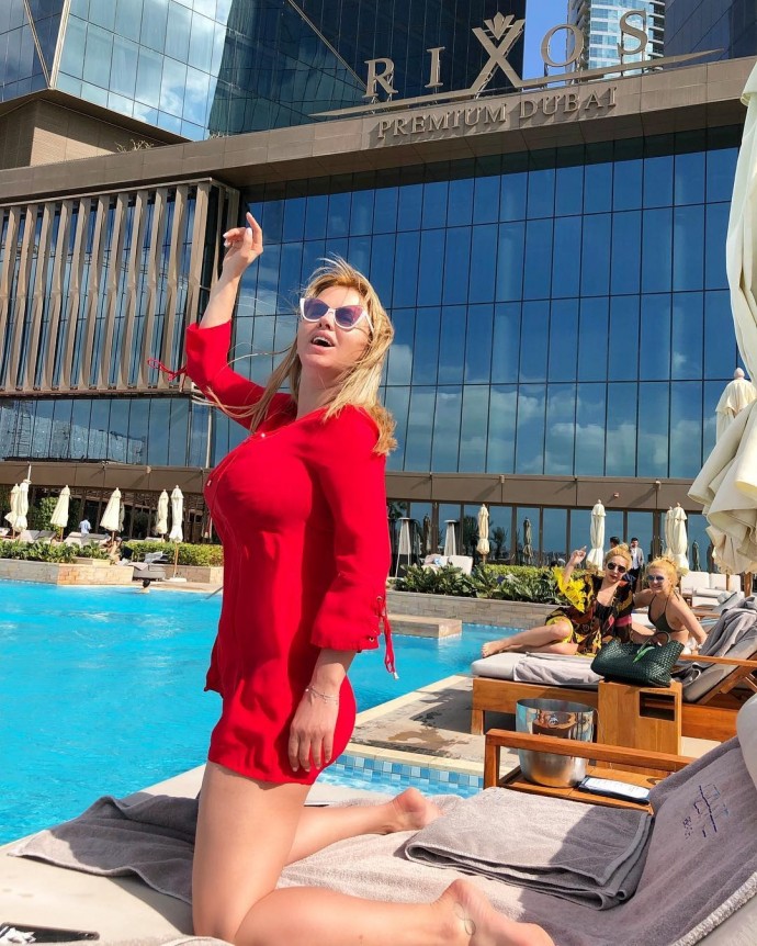 Фотограф заглянул под платье Анны Семенович