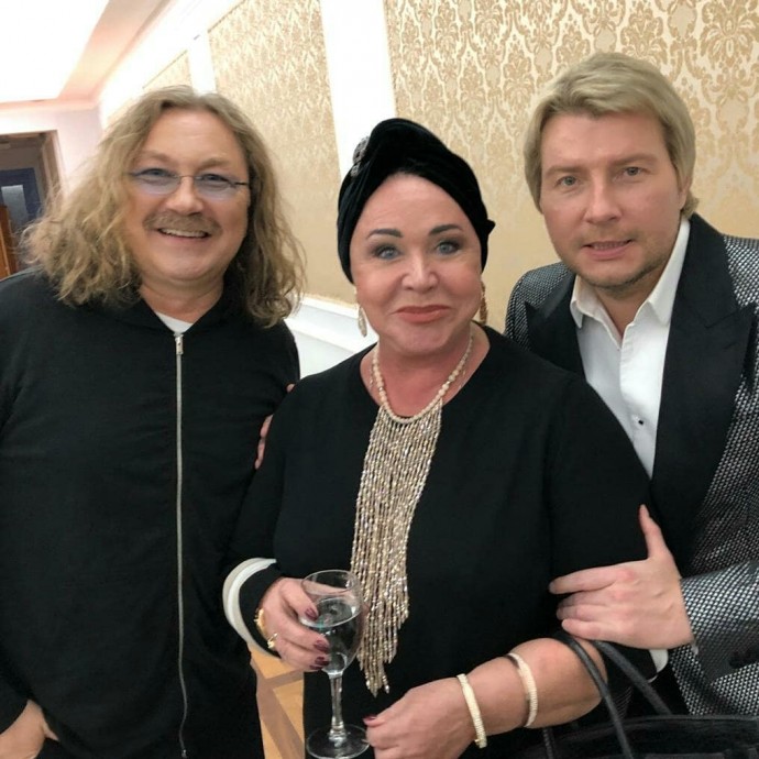 Надежда Бабкина предпочла укладке необычный головной убор