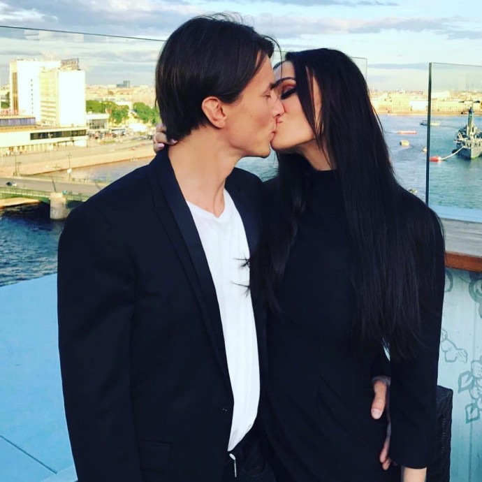 Алена Водонаева подтвердила расставание с мужем