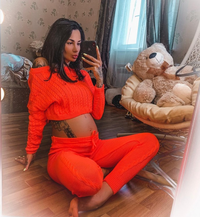 Беременная Саша Кабаева опубликовала фото с плоским животиком