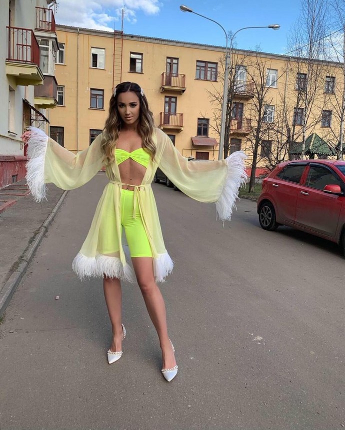 Ольга Бузова вышла на улицу в образе кислотной феи