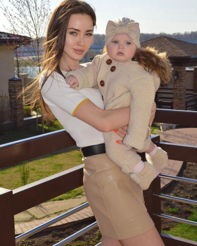 Анастасия Костенко откровенно мучает свою дочь