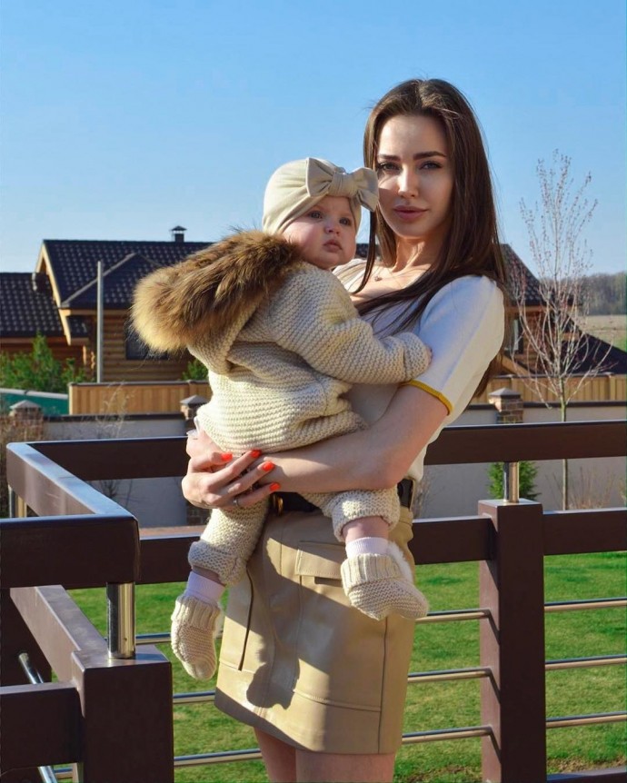 Анастасия Костенко откровенно мучает свою дочь