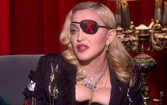 Одноглазая Мадонна прошлась по улице в БДСМ-наряде и без юбки