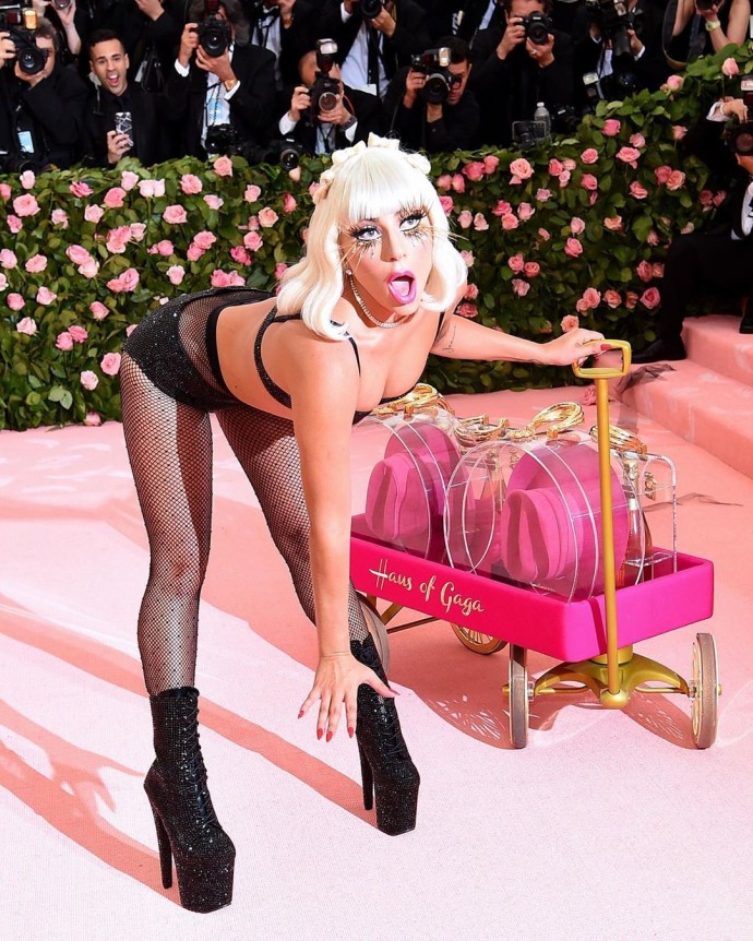 Леди Гага устроила стриптиз на "красной дорожке"