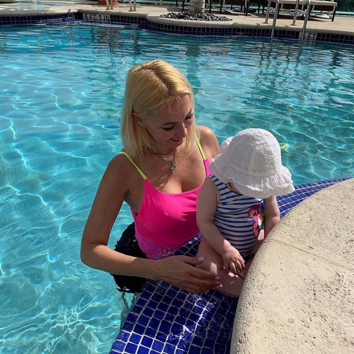 Лера Кудрявцева продемонстрировала сочную грудь, купаясь с дочкой