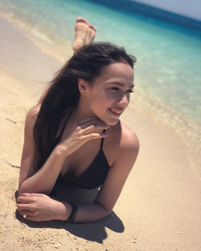 Алина Загитова порадовала фанатов "горячей" пляжной фотосессией
