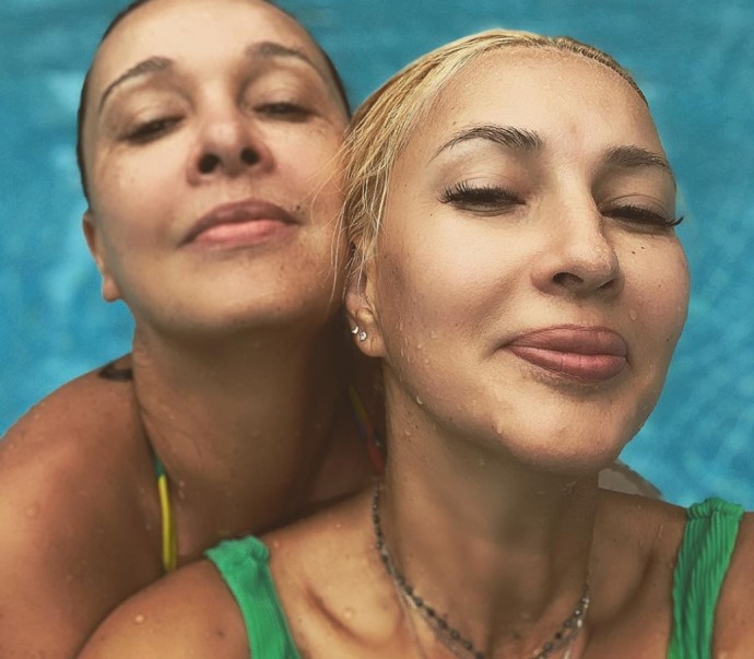 Лера Кудрявцева поделилась сексуальными фото в купальнике и рассказала о недостатках
