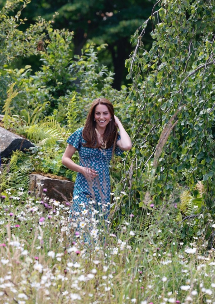 Кейт Миддлтон прогулялась по дикому саду в элегантном платье
