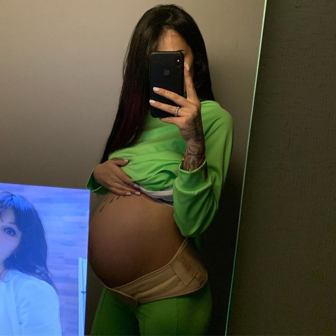Беременная Кабаева снялась полностью голой и поехала рожать