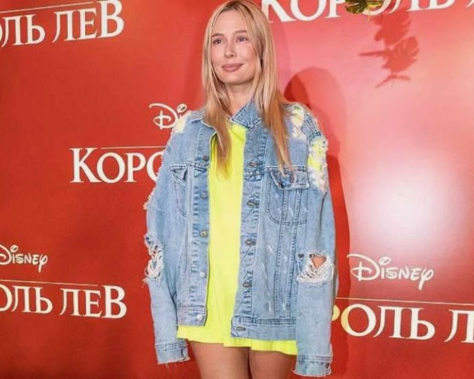 Наталья Рудова поменяла короткие на платья на еще более короткие футболки