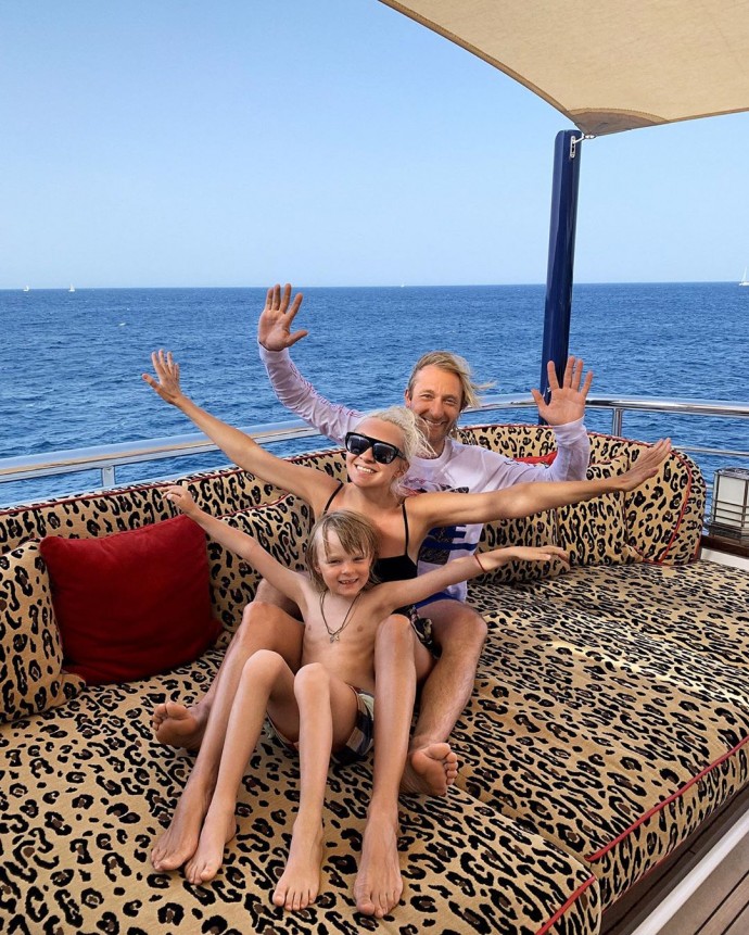 Яна Рудковская подобрала купальник под цвет диванов на яхте