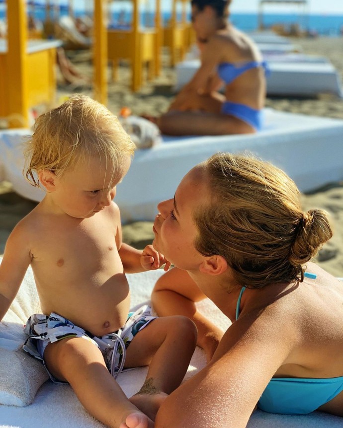 Стефания Маликова опубликовала пляжную фотосессию с младшим братом
