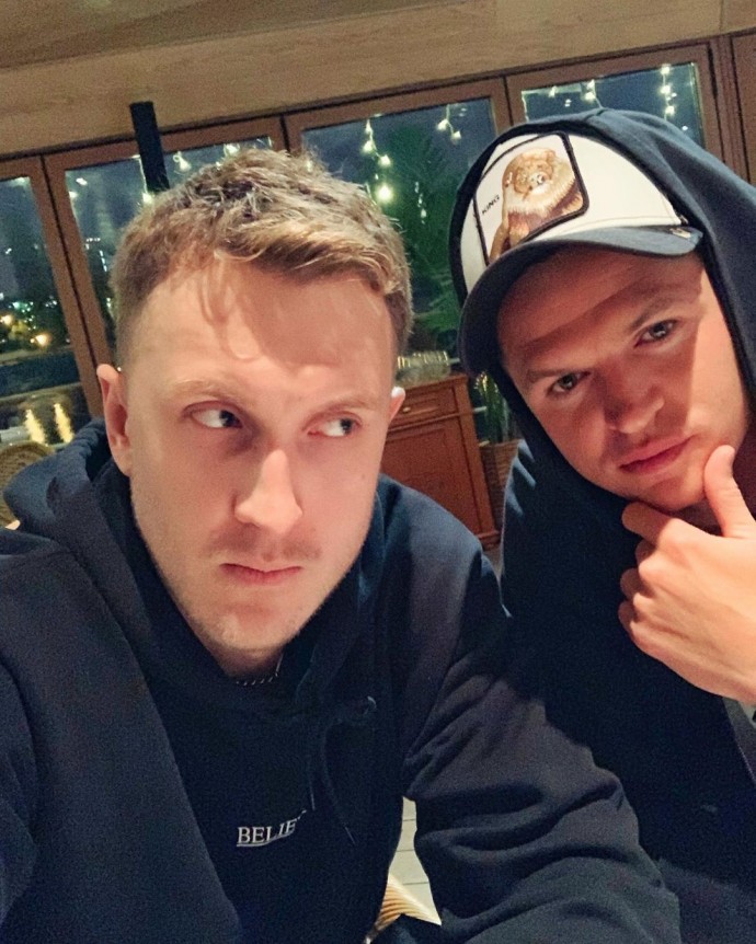 Дмитрий Тарасов приковывает жену наручниками к постели