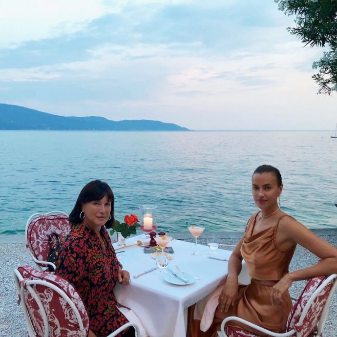 Ирина Шейк устроила маме вкусный отпуск на Ибице