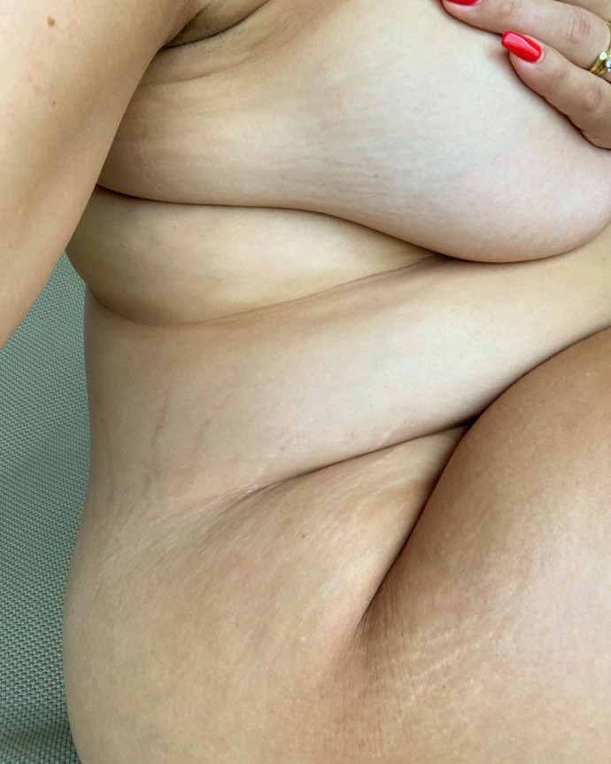 Модель plus size Эшли Грэм поделилась новым фото беременного животика