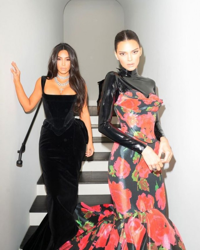 Ким Кардашьян и Кендалл Дженнер блеснули нарядами и фигурами на церемонии вручения премии «Эмми»