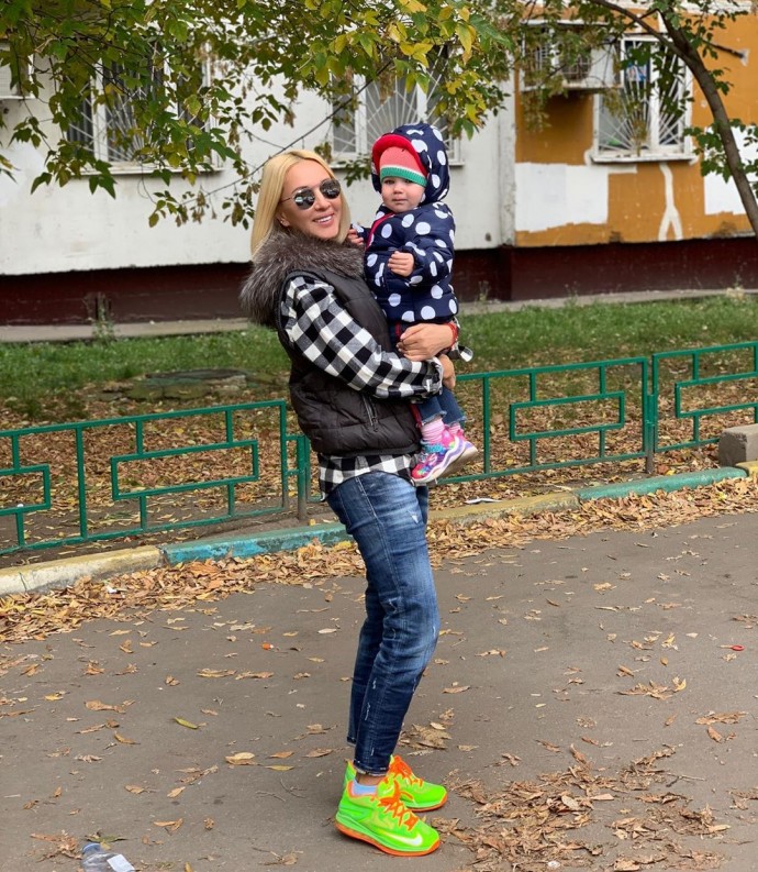Лера Кудрявцева вместе с дочкой посещает занятия по развитию