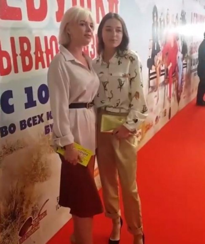 На светских тусовках дочь Анастасии Волочковой предпочитает компанию мачехи На светских тусовках дочь Анастасии Волочковой предпочитает компанию мачехи