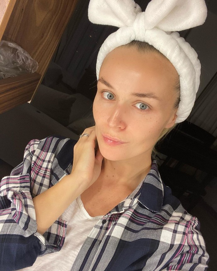 Полина Гагарина опубликовала фото без грамма макияжа