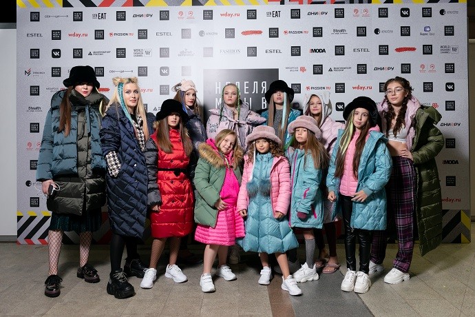 Катя Лель привела дочку на модный показ Катя Лель привела дочку на модный показ