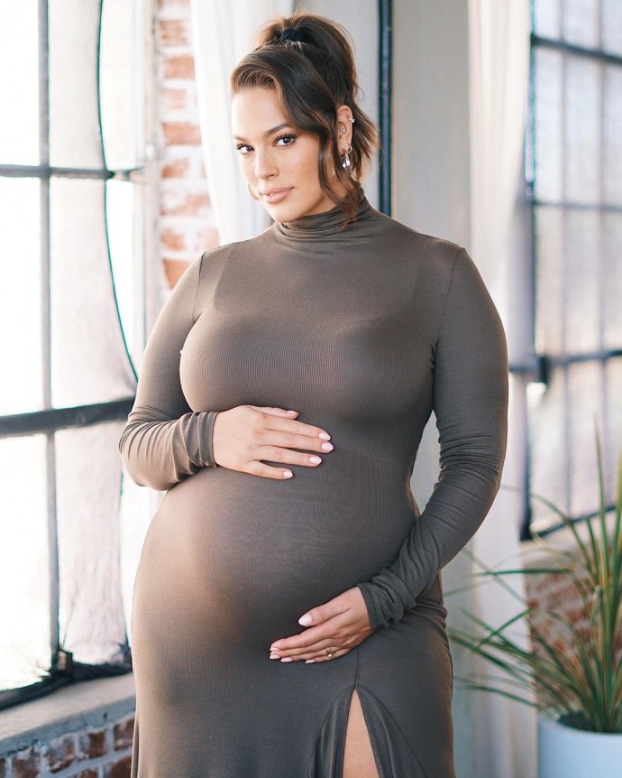 Папарацци сделали фото массивного целлюлита на теле беременной Эшли Грэм