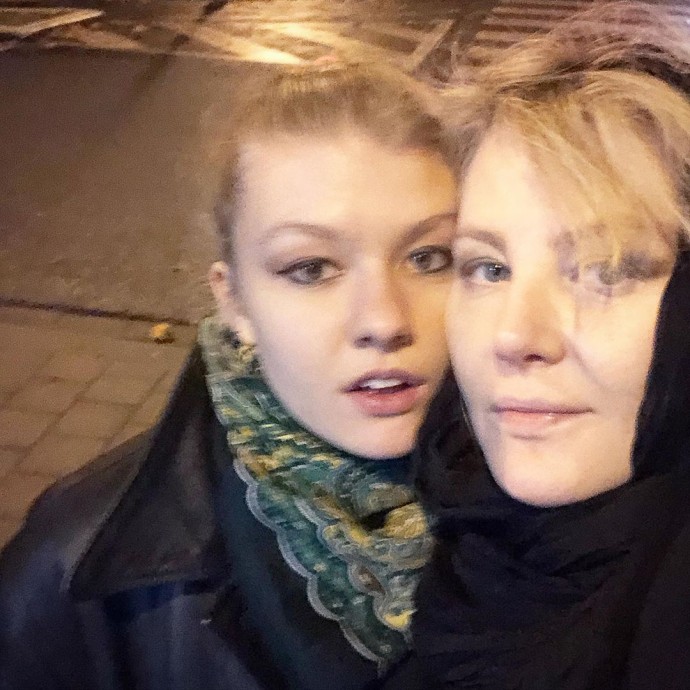 Рената Литвинова поделилась милым селфи с дочкой и её другом