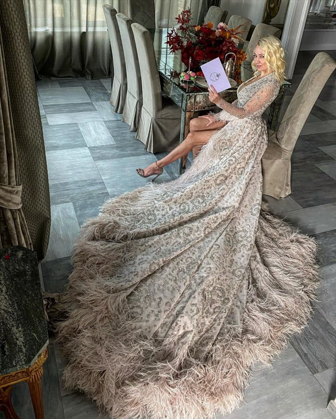 Уборщицы сказали бы спасибо Яне Рудковской за её платье на балу Tatler