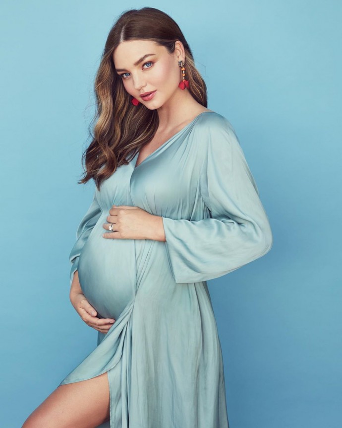 Миранда Керр послед третьих родов радует поклонников пикантными фото