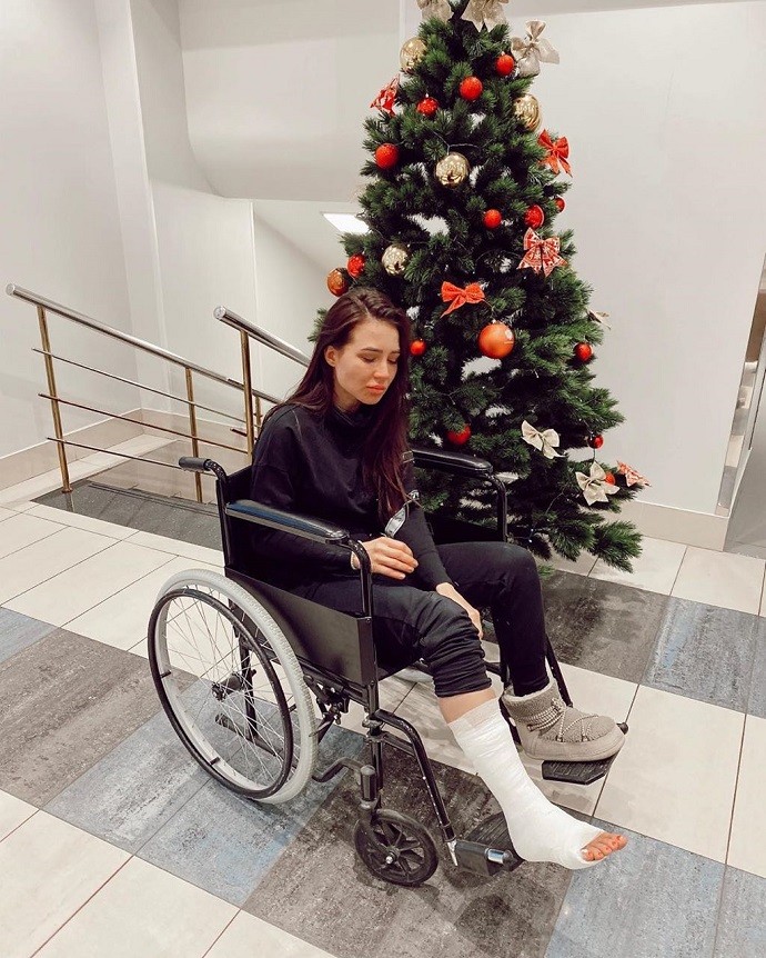 Instagram-блогер Лерчек приковыляла на модную премию на костылях Instagram-блогер Лерчек приковыляла на модную премию на костылях