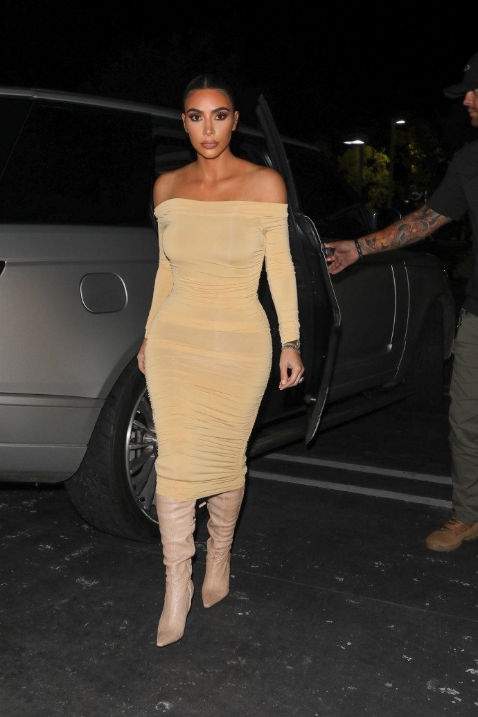 Ким Кардашьян восхитила папарацци своим телом в облегающем платье
