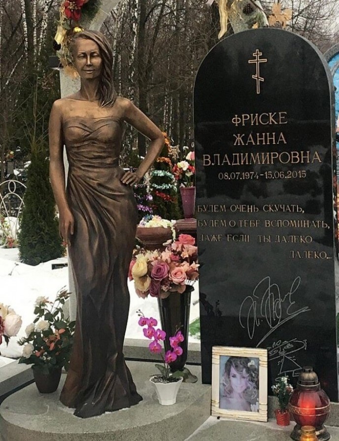 Памятник с могилы Жанны Фриске установили в московском ресторане Памятник с могилы Жанны Фриске установили в московском ресторане