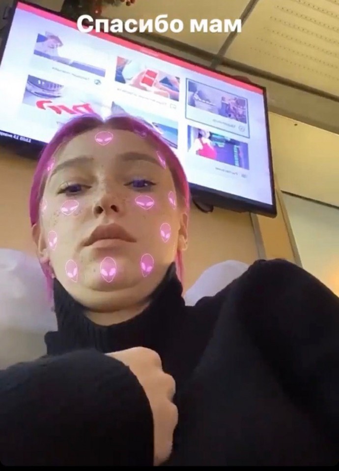 Настя Ивлеева наела второй подбородок на новогодних праздниках Настя Ивлеева наела второй подбородок на новогодних праздниках