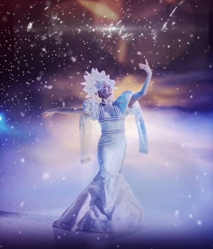 Платье Аделины Сотниковой в роли "Снегурочки" оказалось очень даже сексуальным