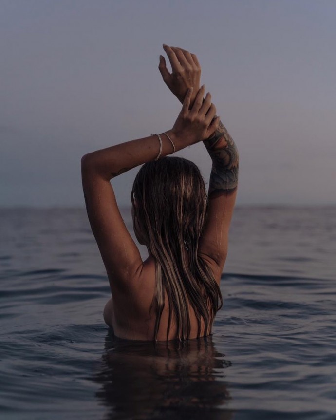 Голая Рита Дакота позирует фотографу в воде