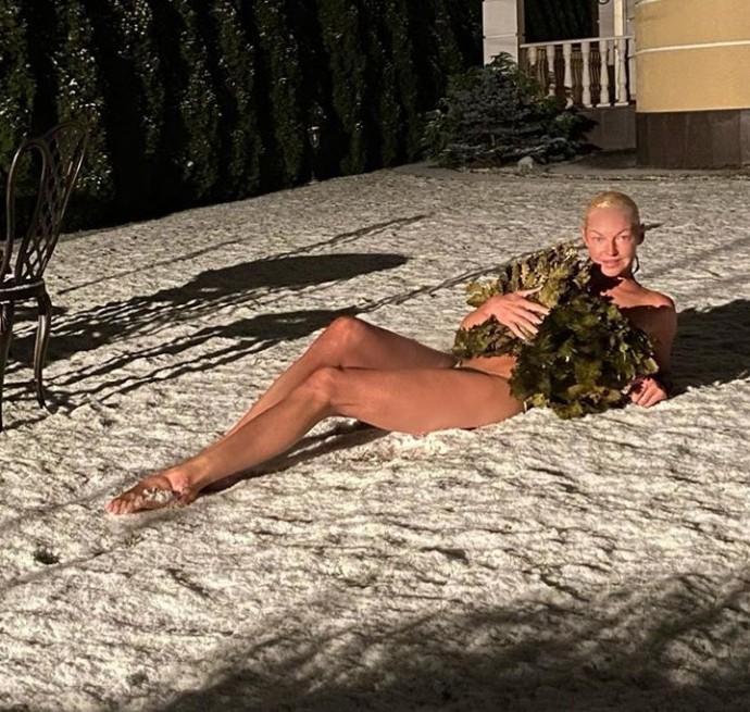 Голая Анастасия Волочкова повалялась в снегу