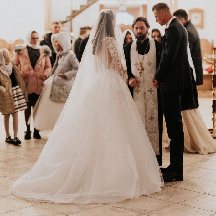 После публикации откровенных фото Анастасия Костенко показала кадры с венчания