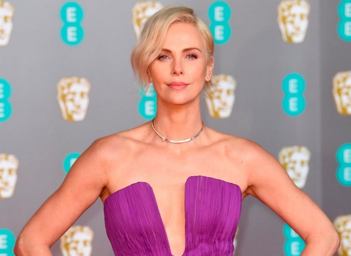 Шарлиз Терон раскритиковали за неудачное платье на премии BAFTA