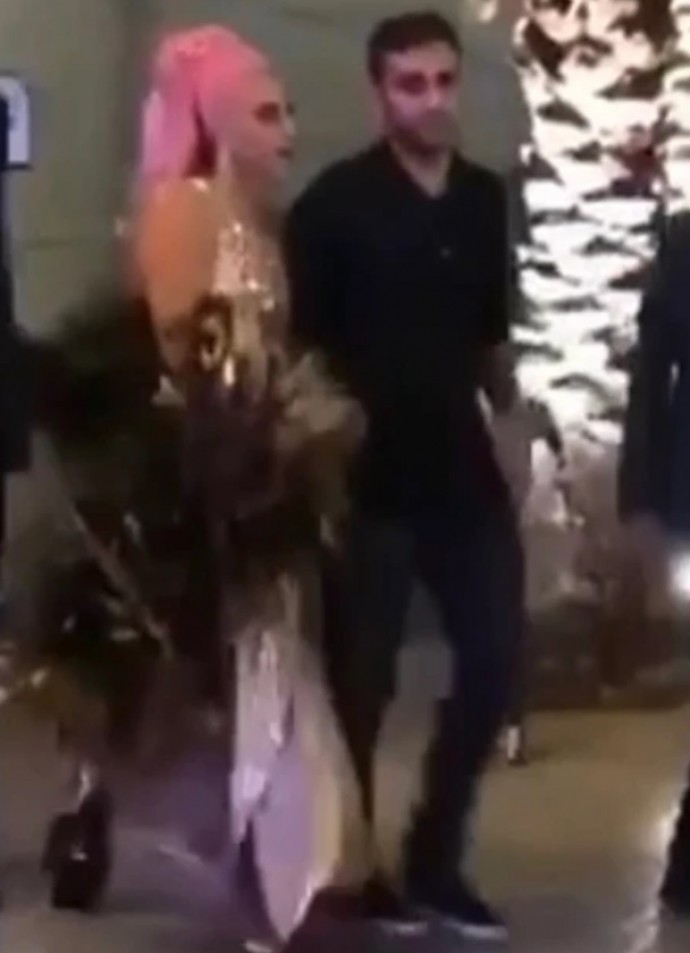 Леди Гага в халатике на голое тело целуется с новым бойфрендом