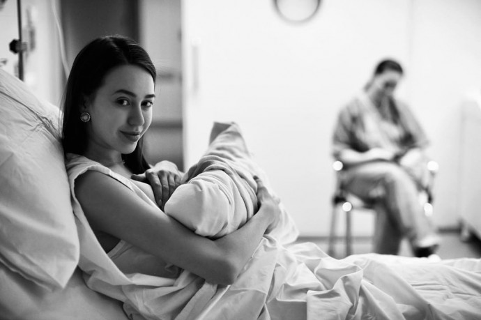 Анастасия Костенко устроила фотосессию с новорожденной дочерью через 2,5 часа после родов