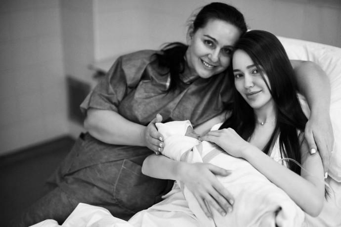 Анастасия Костенко устроила фотосессию с новорожденной дочерью через 2,5 часа после родов Анастасия Костенко устроила фотосессию с новорожденной дочерью через 2,5 часа после родов